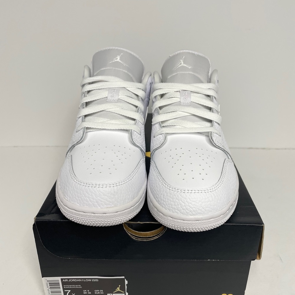 Nike Air Jordan 1 Retro Low GS Triple White NEW - Picture 2 of 4